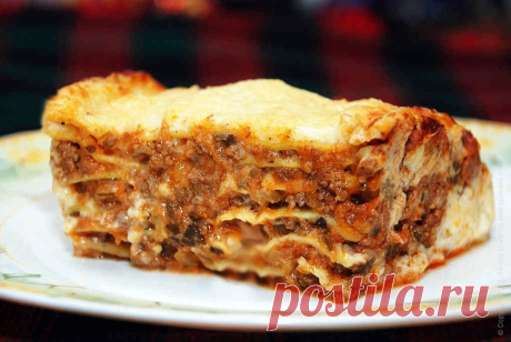 Лазанья с мясным соусом болоньезе. Рецепт Сергея Джуренко Лазанья приготовленная в домашних условиях — традиционное блюдо Италии. Вкусной сытной лазаньей легко накормить даже большую семью.