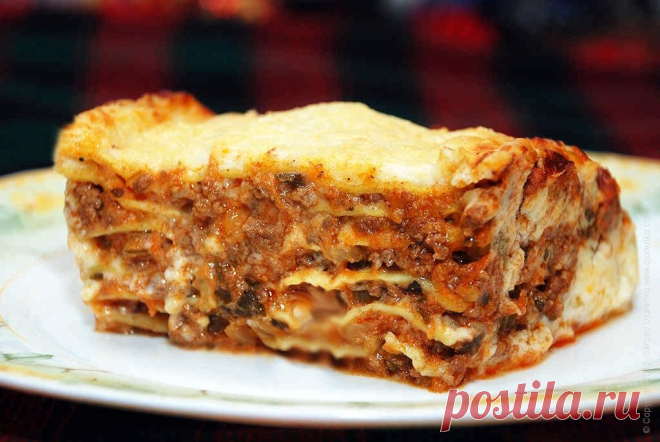 Лазанья с мясным соусом болоньезе. Рецепт Сергея Джуренко Лазанья приготовленная в домашних условиях — традиционное блюдо Италии. Вкусной сытной лазаньей легко накормить даже большую семью.