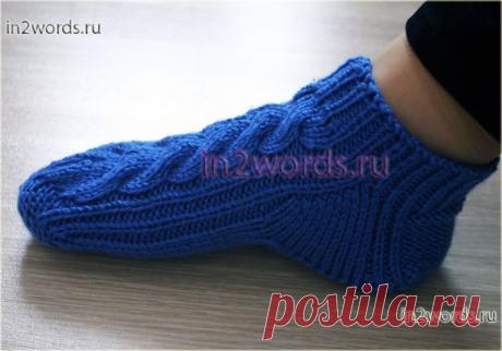 Высокие тапочки или низкие носки с косами на 2 спицах.