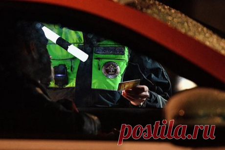 Россиянин перевозил мефедрон в каршеринге и попался инспекторам. Столичные инспекторы задержали москвича, который перевозил в машине каршеринга почти полкилограмма мефедрона. В отношении задержанного возбудили уголовное дело по части 3 статьи 30 и части 4 статьи 228.1 УК РФ («Покушение на незаконные производство, сбыт или пересылку наркотических средств»). Суд арестовал фигуранта.