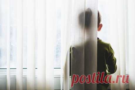 Российская учительница толкнула шестиклассника в лагере и лишилась работы. В Ирбите Свердловской области учительница несколько раз толкнула шестиклассника в летнем лагере, созданом на базе школы № 1, и лишилась работы. Россиянка таким образом отомстила мальчику за то, что тот якобы обижал ее дочь. Одноклассники пострадавшего ребенка сумели снять часть потасовки на камеру телефона.