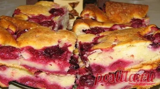 БЫСТРЫЙ ПИРОГ НА КЕФИРЕ С ЗАМОРОЖЕННЫМИ ЯГОДАМИ 