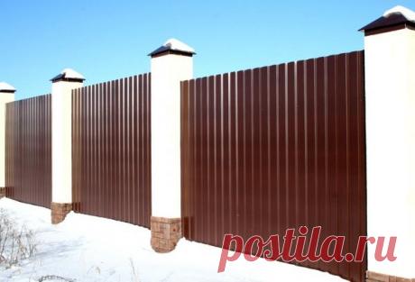 Забор из профнастила — почему именно он Когда мы купили наш участок, на нем были только уличный туалет и вагончик. После отдыха летом в вагончике, со всех сторон открытом любопытным взглядам соседей, поняли, что забор уже не роскошь, […]