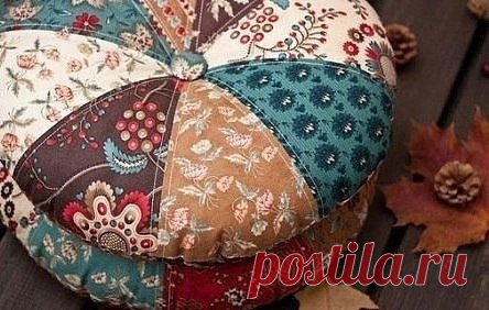 Красивая подушка своими руками Красивая подушка своими рукамиМожно пустить в дело завалявшиеся остатки ткани.