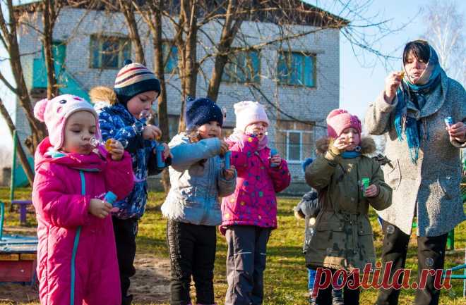Рисовали с малышами в детском саду мыльными пузырями — здорово получилось!
Я уже рассказывала о том, что моя маленькая дочка ходит в детский сад в небольшой деревне. Всего 8 ребятишек. Не в группе, а во всем садике. Такое вот почти семейное дошкольное образование. Удивительно, но за год двухлетка, которая ходит в садик каждый день, не болела ни разу! Но речь сейчас не об этом. Раз в […]
Читай дальше на сайте. Жми подробнее ➡