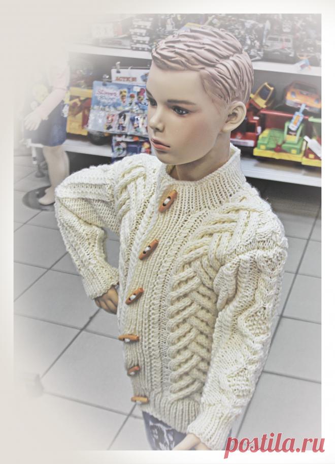 Джемпер связан для мальчика на рост 104-110 см в стиле аранского вязания. Рельефные косы и сложные переплетения делают данную модель необычайно притягательной. Рельефные рисунки идут спереди, по спинке и рукавам модели.
Яркая, индивидуальная разработка модели, надеюсь, приведет в восторг еще немало ценителей прекрасного.
Если вы хотите видеть вашего мальчика самым красивым и ярким, подарите ему такую интересную, дизайнерскую вещь от мастера RIKKI. Магазин: rikki71.livemaster.ru