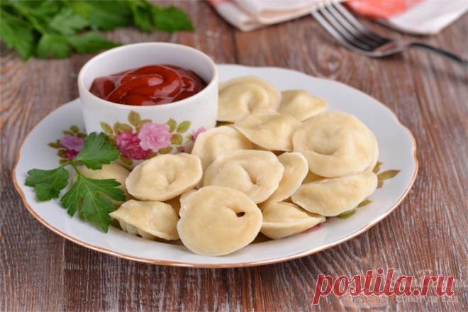 Пельмени со свиным фаршем.

Готовим вкуснейшие небольшие пельмени из домашнего свиного фарша и теста на воде. Пельмени отвариваем в воде с добавлением лаврового листа, горошков душистого перца и подаем с любимым томатным соусом.