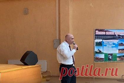 Депутат предупредил школьников о риске «валяться на помойке» и попал на видео. Депутат Рязанской областной думы Роман Вереин пригрозил школьникам, что они будут «валяться на помойке» и попадут «на днище социальной жизни». Парламентарий выступил перед учениками на уроке профориентации в городе Касимов, темой мероприятия были перспективы работы в сфере сельского хозяйства.