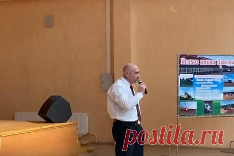 Депутат предупредил школьников о риске «валяться на помойке» и попал на видео. Депутат Рязанской областной думы Роман Вереин пригрозил школьникам, что они будут «валяться на помойке» и попадут «на днище социальной жизни». Парламентарий выступил перед учениками на уроке профориентации в городе Касимов, темой мероприятия были перспективы работы в сфере сельского хозяйства.