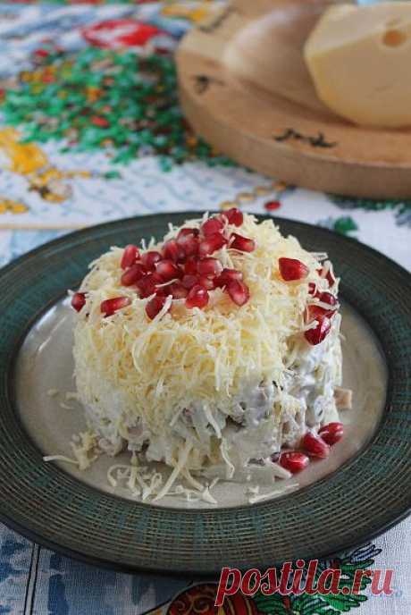 САЛАТ СЛОЁНЫЙ С КУРИЦЕЙ-ГРИЛЬ, ЯБЛОКОМ И СЫРОМ