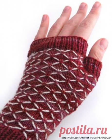 Митенки узором с протяжками.