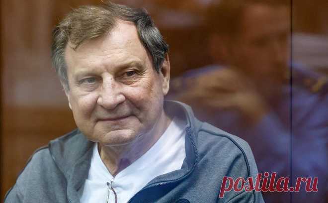 Экс-замминистра обороны назвал обвинения в свой адрес «страшной ошибкой». Булгакова обвиняют в участии в мошеннической схеме с завышением цен на контракты для Военно-медицинской академии в Петербурге. Суд не убедили его слова о «страшной ошибке», генерал останется под стражей