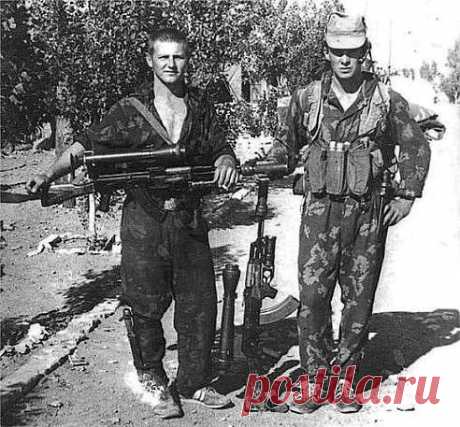 Разведчики Главного Разведывательного Управления Генерального Штаба (ГРУ) в Афганистане и их специальное вооружение - Автоматы Калашникова с глушителями и ночными прицелами НСПУ.