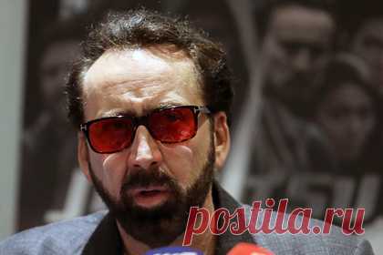 Пьяного Николаса Кейджа спутали с бомжом и выгнали из ресторана. Голливудского актера Николаса Кейджа, находившегося в состоянии сильного алкогольного опьянения, выгнали из ресторана в Лас-Вегасе, приняв за бомжа. На записи видно, как босой Кейдж в леопардовых штанах, пытается общаться с попросившей его удалиться женщиной. Позже артиста выпроваживает темнокожий охранник.