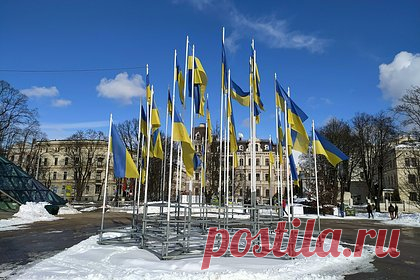В ЕС рассказали о готовности выделить помощь Киеву вне независимости от Венгрии. Страны Евросоюза готовы принять пакет для Украины на 50 миллиардов евро на саммите в Брюсселе вне зависимости от того, поддержит ли его Венгрия, рассказали источники. Кроме того, есть резервный план, согласно которому, оставшиеся государства-члены могут направить деньги Киеву вне бюджетного процесса ЕС.