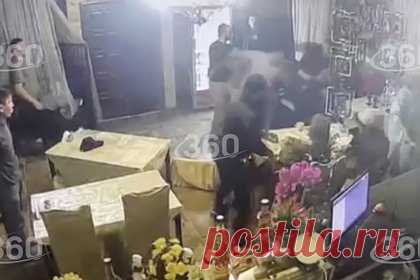 Массовую драку в российском кафе сняли на видео. В городе Баймак в Башкирии произошла массовая драка в кафе «Зуфар». Она попала на видео, которое публикует телеканал «360». На кадрах видно, как в заведение заходят несколько человек, которые нападают на сидящего в зале посетителя. Затем помещение внезапно наполняется большим числом людей.