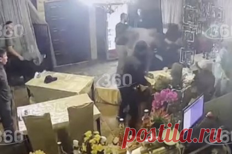 Массовую драку в российском кафе сняли на видео. В городе Баймак в Башкирии произошла массовая драка в кафе «Зуфар». Она попала на видео, которое публикует телеканал «360». На кадрах видно, как в заведение заходят несколько человек, которые нападают на сидящего в зале посетителя. Затем помещение внезапно наполняется большим числом людей.