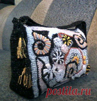 Вязаная сумочка в технике 
