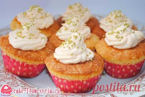 Капкейки с абрикосами сами по себе очень нежные и вкусные, а сюрприз в виде жидкого центра с абрикосовым вареньем оценит даже самый привередливый гурман.