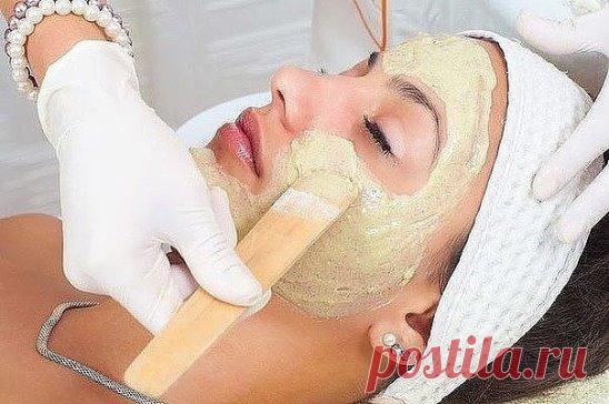 «ДРОЖЖЕВОЙ КОМПЛЕКС МОЛОДОСТИ» — ОМОЛОДИТ НА 9–10 ЛЕТ. 
 
2 ч. л. живых дрожжей 
6 ч. л. теплого молока 
1 ч. л. мёда 
3 ч. л. крахмала 
несколько капель масляного витамина Е 
несколько капель масляного витамина А 
 
Для этой эффективной маски нужно брать исключительно живые дрожжи, сухие не подойдут: маска утратит свои чудесные свойства. 
 
Применение 
 
Залей 2 ч. л. живых дрожжей теплым молоком и дай массе постоять 20 минут. Получится жидкая основа для маски. 
Берем 8 ч. л. жидкой основы и до