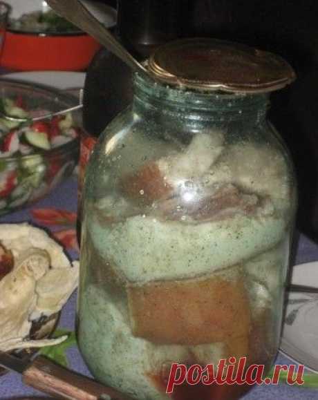 Сало маринованное.Сало в рассоле.Сало разрезаем примерно 5х5 см.Чеснок режем, обвалив. в смеси из соли и черн.перца и этим шпигуем сало.Рассол: На литр воды понадобится 200г соли (не йодированной!). Воду нужно закипятить, добавить соль, лавр. лист, чер. перец горошек. В кип.рассол заклад. сало, ждем, пока закипит, уменьш.огонь и даем прокипеть минут 5-10. Время зависит от величины кусочков, чем они больше, тем дольше нужно кипятить сало. Достаем кусочки и сразу горячими складываем в банку.