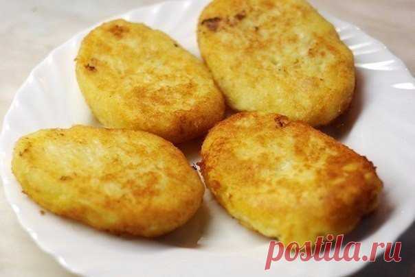 КАРТОФЕЛЬНЫЕ КОТЛЕТЫ С КУРИЦЕЙ 

Нам потребуется: 

-картошечка 
-лучок 
-курочка 
-яичко 

Готовим просто: 

1. Заранее отварена куриная грудка (но может быть любая другая часть курицы). Картошка тоже уже сварилась (я думаю, что проблем с варкой картофана никаких не будет). Дальше все просто. 
2. Луковицу чистим, меленько режем и пассеруем на сковороде на небольшом огне. Не забываем иногда помешивать. Пока жарится лучек, в блендере измельчаем курицу. Измельчаем не мелко, ...