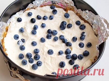 Торт с творожным кремом и черникой на корже из сдобной крошки
