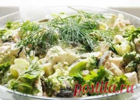 Салат из брокколи с курицей и грибами