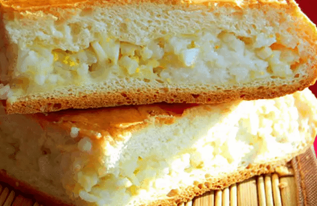 ТОП-5 ПРОСТЫХ РЕЦЕПТОВ СЕМЕЙНЫХ ПИРОГОВ 
1. Вишнёвый пирог
ИНГРЕДИЕНТЫ:
● 2-3 стакана муки,
● 200 г маргарина, 
● 0,5 стакана сахара – можно больше, кто любит послаще, 
● щепотка соли, 
● натертая цедра 1 лимона, 
● 4 яйца, 
● 100 г крахмала, 
● пару щепоток разрыхлителя или на кончике ножа пищевой соды, 
● 4 столовые ложки любой сметаны (по жирности), 
● 0,5 кг размороженной вишни без косточек. 
ПРИГОТОВЛЕНИЕ:
Растираем маргарин с сахаром, добавляем соль, лимонную цедру и