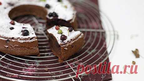 Фото рецепт шоколадного кекса с черной смородиной | Готовим дома