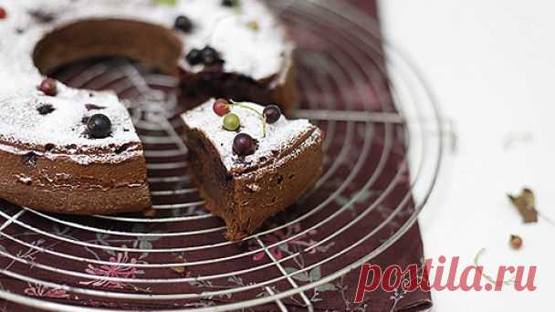 Фото рецепт шоколадного кекса с черной смородиной | Готовим дома
