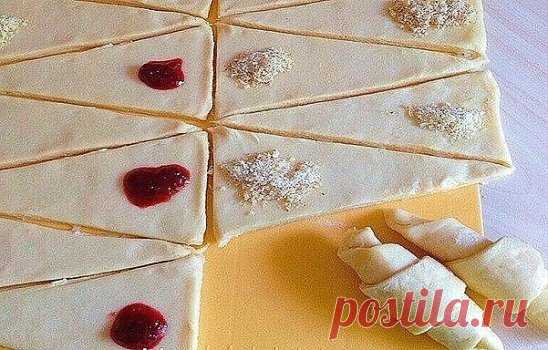 РОГАЛИКИ. 
Очень вкусные, мягкие, рассыпчатые рогалики, просто тают во рту. 
Для теста 1: 
✔ сметана - 200 гр 
✔ мука - 300 гр 
✔ разрыхлитель - 0,5 ч.л. 
Для теста 2:
✔ сливочное масло - 200 гр (комнатной температуры) 
✔ мука - 250 гр 
✔ разрыхлитель - 0,5 ч.л. 
Варианты начинки: 
✔ ягодный джем 
✔ шоколадный крем нутелла 
✔ изюм 
✔ орехи с сахарным песком 
Приготовление: 
1. Для теста 1 в миску просеять муку с разрыхлителем, добавить сметану и вымесить тесто. 
2. Для теста 2 в миску просеять м
