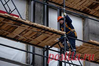Российского рабочего насмерть придавило трубой. В Новосибирске рабочего насмерть придавило трубой. Тело 55-летнего россиянина нашли на строительном объекте в Ленинском районе. По предварительным данным, мужчина выполнял работы по монтажу металлических труб на одном из этажей строящегося жилого дома, незакрепленная труба сорвалась и ударила его по голове.