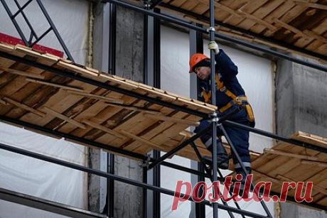 Российского рабочего насмерть придавило трубой. В Новосибирске рабочего насмерть придавило трубой. Тело 55-летнего россиянина нашли на строительном объекте в Ленинском районе. По предварительным данным, мужчина выполнял работы по монтажу металлических труб на одном из этажей строящегося жилого дома, незакрепленная труба сорвалась и ударила его по голове.