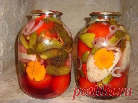 Овощное ассорти 
На 3-х литровую банку: 7-8 огурцов , 2-3 цельных очищенных луковицы, 4-5 долек чеснока , крупные кусочки кабачков, свежей капусты, болгарского перца, маленькую морковку, 1корешок петрушки , 1 корешок сельдерея, несколько кусочков хрена, веточку укропа, 2-3 помидора.
Маринад: 1,5 л воды, 4 стол. ложки сахара, 2 стол. ложки соли. Вскипятить, добавить полстакана 9-ти процентного уксуса. 
Овощи заложить в банку плотно, залить маринадом, пастеризовать 15 минут и закатать.