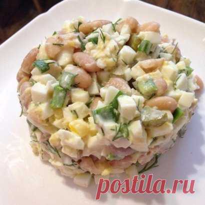 Очень вкусный и простой салат 
Ингредиенты: 
Половина банки консервированной фасоли (смотрите, чтобы в составе были только фасоль, вода и соль) 
3 вареных белка, 2 желтка 
Соленый огурчик 
Зелень, лук 
Для заправки сметана + горчица 
Приготовление: 
Все ингредиенты соединить и заправить.