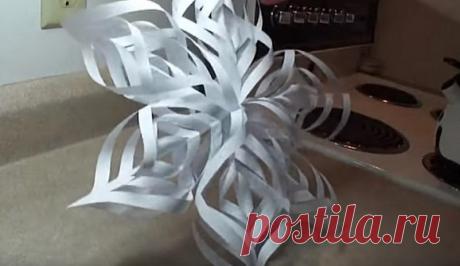 Марии понадобилось сделать всего 5 надрезов, чтобы создать необыкновенно красивую снежинку...