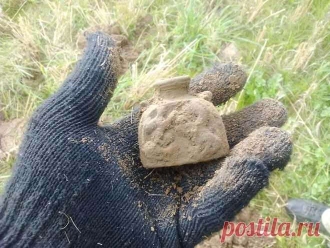 Пьяный дьячок возвращался с ярмарки в церковь, да и растянулся по дороге. Мало того, что чернильницу посеял, ещё и от попа огрёб.