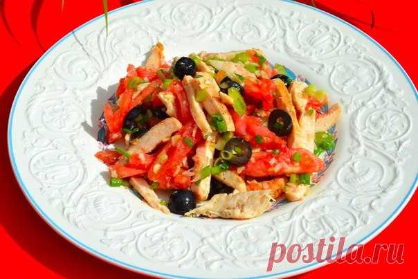 Салат из копчёной курицы с помидорами и орехами. Автор рецепта - Лана Ру.