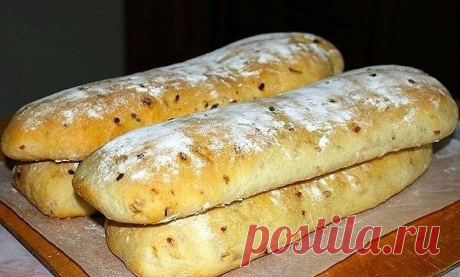 Чиабатта с луком 

Чиабатта с луком — это восхитительно вкусный, нежный и воздушный итальянский хлеб, который легко можно приготовить в домашних условиях. 

Ингредиенты: 
Мука пшеничная — 550 гр. (450 гр. — в тесто, 100 гр. — в опару) 
Вода теплая — 1 стакан + 100 мл. в опару 
Сахар — 0,5 ст. л. 
Дрожжи сухие — 5 гр. 
Масло оливковое — 20-30 гр. + для обжарки лука 
Соль — 3/4 ст. л. 
Лук репчатый — 2-3 шт. 

Приготовление: 
Смешать в миске 100 гр. муки, 100 мл. теплой воды...