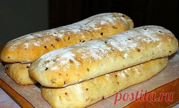 Чиабатта с луком 

Чиабатта с луком — это восхитительно вкусный, нежный и воздушный итальянский хлеб, который легко можно приготовить в домашних условиях. 

Ингредиенты: 
Мука пшеничная — 550 гр. (450 гр. — в тесто, 100 гр. — в опару) 
Вода теплая — 1 стакан + 100 мл. в опару 
Сахар — 0,5 ст. л. 
Дрожжи сухие — 5 гр. 
Масло оливковое — 20-30 гр. + для обжарки лука 
Соль — 3/4 ст. л. 
Лук репчатый — 2-3 шт. 

Приготовление: 
Смешать в миске 100 гр. муки, 100 мл. теплой воды...