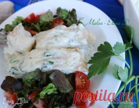 Припущенная треска с пикантным сырным соусом.Припущенная треска
треска филе
630 г,
лук репчатый
½ шт.,
лимонный сок
1 ½ ч. л.,
морковь
¼ шт.,
перец черный горошком
⅖ ч. л.,
петрушка
3 веточки,
соль морская
1 щепотка,
Сырный соус:
сливки 20%
150 г
рыбный бульон
0,9 стакана
сыр голубой
50 г
лук репчатый
1 ½ шт.
петрушка
½ пучка
пшеничная мука
1 ст. л.
перец белый молотый
2 щепотки
соль морская
⅕ ч. л.
сливочное масло
12 г
оливковое масло
15 г