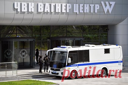 Около офиса Пригожина в Петербурге нашли машину с четырьмя миллиардами рублей. Около офиса основателя частной военной компании (ЧВК) Вагнер Евгения Пригожина нашли «Газель» с четырьмя миллиардами рублей. Об этом сообщает «Фонтанка». По их данным, во время обыска отеля «Трезини» в Санкт-Петербурге, который может являться офисом Пригожина, на заднем дворе был обнаружен автомобиль.