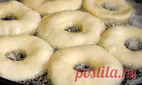 Вкусные и быстрые пончики

Ингредиенты:
— 500 мл варенца (можно заменить любым кисло-молочным продуктом, в том числе кефиром)
— 6 столовых ложек подсолнечного масла в тесто
— 2 столовых ложки сахарной пудры (можно увеличить до 10)
— 5-6 стаканов пшеничной муки высшего сорта
— 0,5 чайной ложки соли
— растительное масло для жарки
— 1 чайная ложка соды
— 2 яйца
— сахарная пудра

Приготовление:
1. Варенец вылила в глубокую миску, разбила сюда же яйца и всыпала сахар.
2. Влила ...