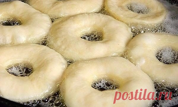 Вкусные и быстрые пончики

Ингредиенты:
— 500 мл варенца (можно заменить любым кисло-молочным продуктом, в том числе кефиром)
— 6 столовых ложек подсолнечного масла в тесто
— 2 столовых ложки сахарной пудры (можно увеличить до 10)
— 5-6 стаканов пшеничной муки высшего сорта
— 0,5 чайной ложки соли
— растительное масло для жарки
— 1 чайная ложка соды
— 2 яйца
— сахарная пудра

Приготовление:
1. Варенец вылила в глубокую миску, разбила сюда же яйца и всыпала сахар.
2. Влила ...
