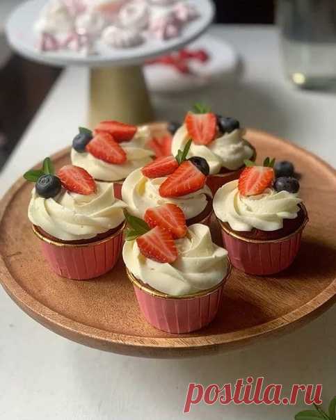 КАПКЕЙКИ КРАСНЫЙ БАРХАТ

Очень нежные, с шоколадным оттенком, малиновой начинкой и сливочным кремом
⠀
Ингредиенты на 10-12 шт:
Для капкейков:
Мука - 200 г
Сахар - 150 г
Какао - 10 г
Разрыхлитель - 5 г
Яйца - 70 г (примерно 1,5 шт)
Масло растительное - 90 г
Кефир - 150 г
Краситель красный

Сливочный крем:
Творожный сыр - 300 г
Сливки 33% - 80 г
Сахарная пудра - 60-80г
⠀
Автор: vtkmoscowru

Приготовление:
1) Смешиваем сухие ингредиенты и отдельно смешиваем жидкие. Затем соед...