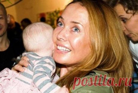 &quot;Пусть говорят&quot; с Андреем Малаховым
Жанна Фриске гуляет с сыном по магазинам и радуется жизни.
Американские врачи считают это чудом!