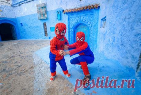 Спайдербои на улочках Марокко «Этих забавных детей в костюмах спайдермена я встретил на улочках маленького городка Шавен в Марокко. Образ известного героя популярен во всем мире, и детей в подобных костюмах можно встретить во многих неожиданных местах планеты», – пишет фотограф Юрий Бирюков. Еще снимки автора – nat-geo.ru/photo/user/185921