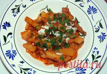 Азу по-татарски Азу по-татарски - это традиционное татарское блюдо, известное своей сытностью и насыщенным вкусом. Оно готовится из говядины, лука, соленых огурцов и томатной пасты, с добавлением картофеля и топленого масла. Блюдо тушится до мягкости и подается с зеленью и чесноком.