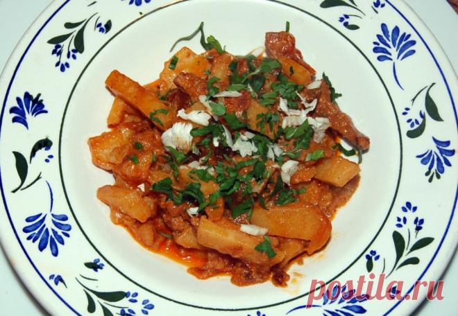 Азу по-татарски Азу по-татарски - это традиционное татарское блюдо, известное своей сытностью и насыщенным вкусом. Оно готовится из говядины, лука, соленых огурцов и томатной пасты, с добавлением картофеля и топленого масла. Блюдо тушится до мягкости и подается с зеленью и чесноком.